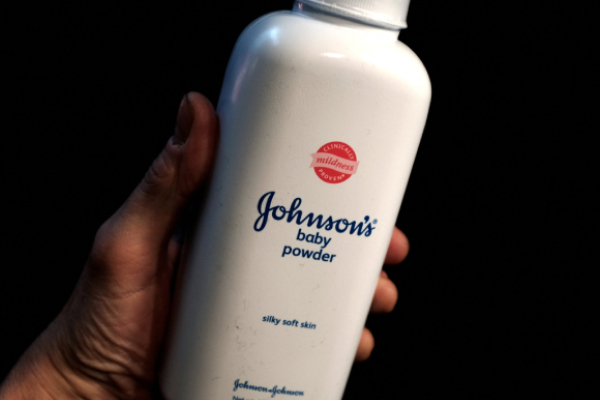 Johnson & Johnson enfrenta otra demanda por cáncer vinculado a su talco para bebés