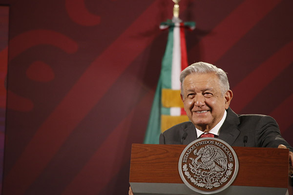 AMLO insiste en hablar de Xóchitl Gálvez: inaugura “No lo digo yo” y la llama “Señora X”