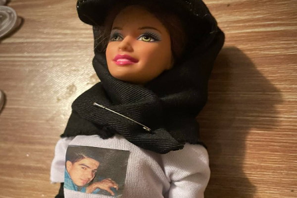 Activistas mexicanas piden apoyo a Mattel y Margot Robbie con la "Barbie Buscadora"