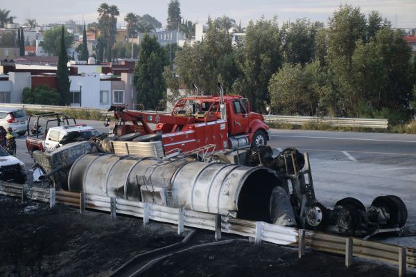 Explota pipa tras volcar; el chofer muere calcinado