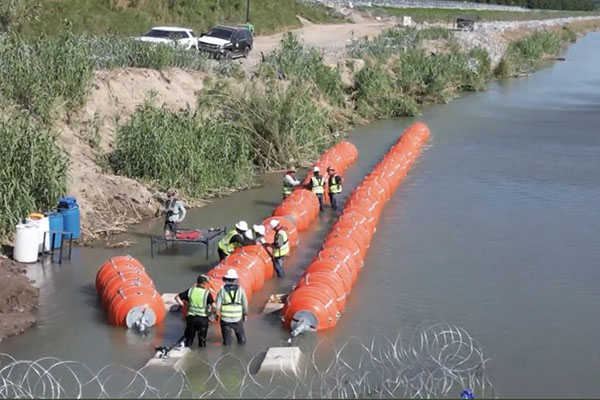 Texas desafía a gobierno de Biden al rechazar eliminar barreras en frontera