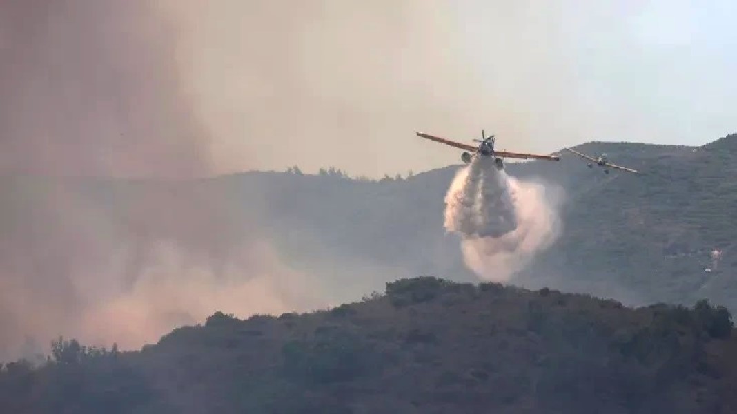 Confirman muerte de pilotos del avión contraincendios estrellado en Grecia