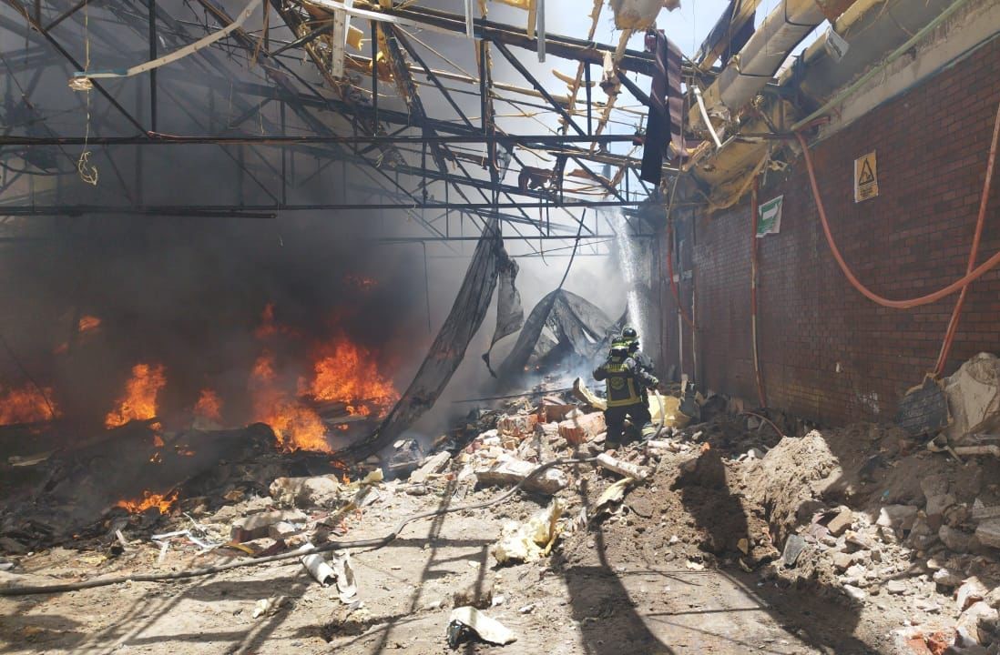 El fuego consume negocio abandonado en la Avenida Juárez