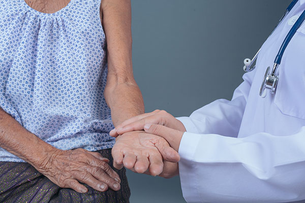 Entre más personas mayores aumenta el mercado de los cuidadores personales