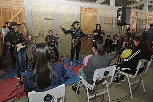 Logra IMACP que comunidad infantil sorda sienta la música en concierto de rock