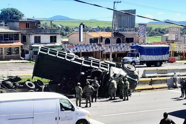 Camión de la Sedena sufre aparatoso accidente