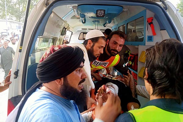 Decenas de muertos tras explosión durante un acto político en Pakistán