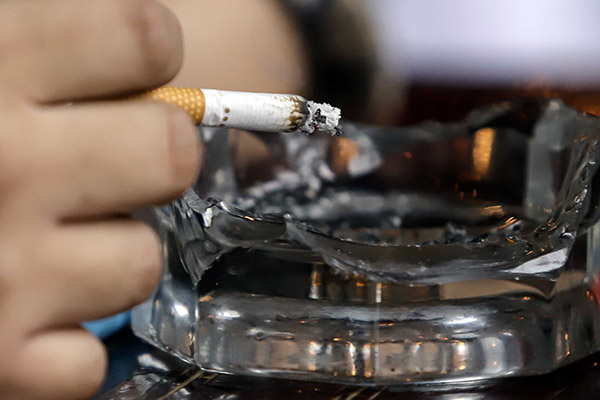 Cigarrillos causan 1.3 millones de muertes al año entre los que no fuman, dice la OMS