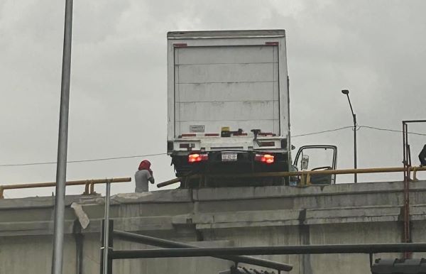 Camión queda al borde del precipicio tras derrapar