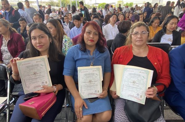 Entrega Sergio Salomón 500 constancias de estudios a graduados del Icatep