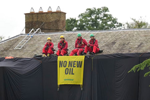 Detienen a ecoactivistas que cubrieron de negro la casa del primer ministro británico