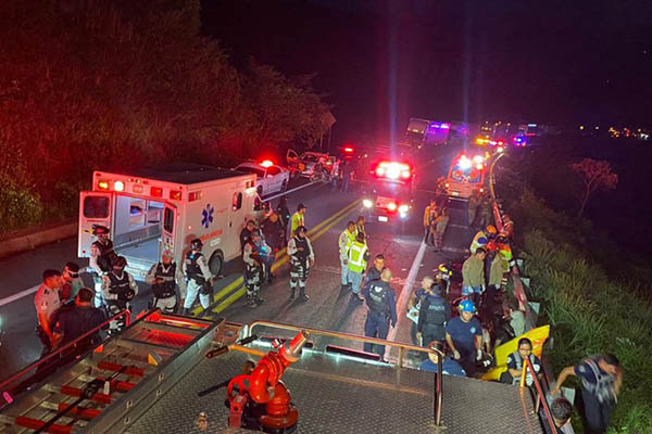 Al menos 15 muertos deja volcadura de autobús en Nayarit