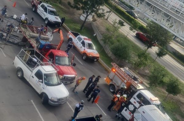Bala perdida alcanza a trabajador en obras de la Vía Atlixcáyotl