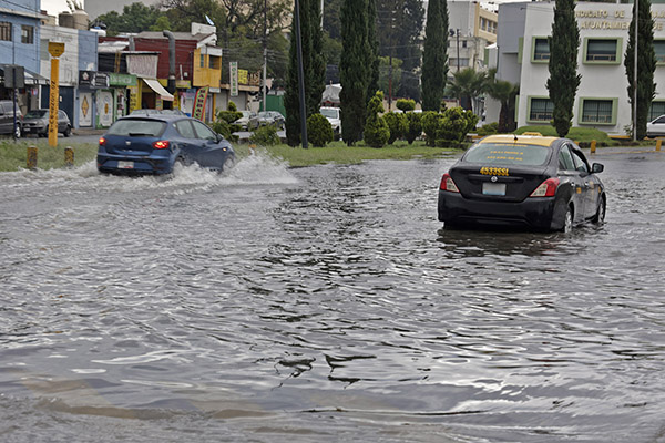 Autos varados y calles inundadas, saldo de la intensa lluvia en Puebla