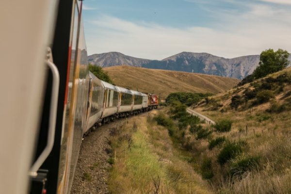 Tren descarrila en Pakistán: 30 muertos y 80 heridos
