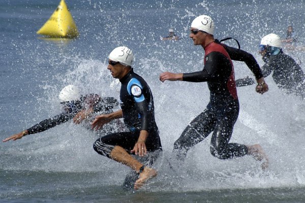 Deportistas acaban con vómito y diarrea tras prueba de nado en Triatlón