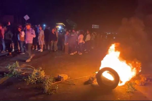 Bloquean la federal Tehuacán-Orizaba en protesta por muertes en percance vial