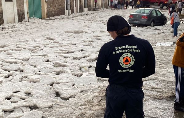 Fuerte granizada pinta de blanco a varias colonias