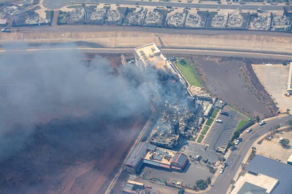 Aumentan a 80 los muertos por incendios forestales en Hawái