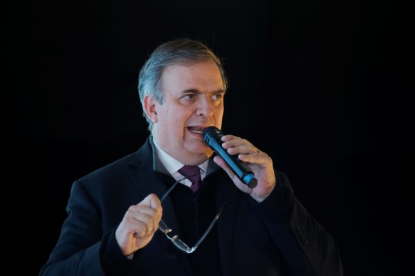 Pide Marcelo Ebrard que no haya encuestas compradas y detener acarreo