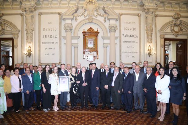 Marco Aurelio Barocio, ícono de la ingeniería en Puebla, recibe copia de la ‘Cédula Real’