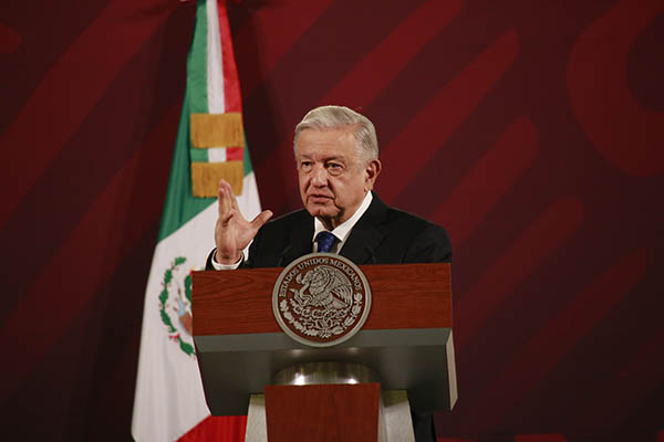"Es fanatismo, politiquería" afirmó AMLO, tras cuestionamientos de libros de texto