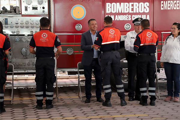 Reconoce Edmundo Tlatehui a bomberos de San Andrés Cholula