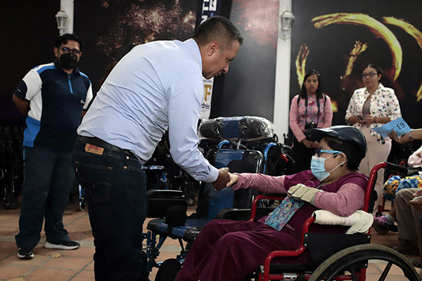 Entrega Edmundo Tlatehui 200 aparatos ortopédicos en San Andrés Cholula