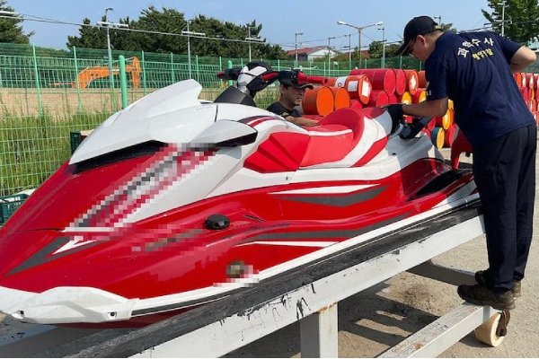 El activista Kwon Pyong huye de China en una moto acuática