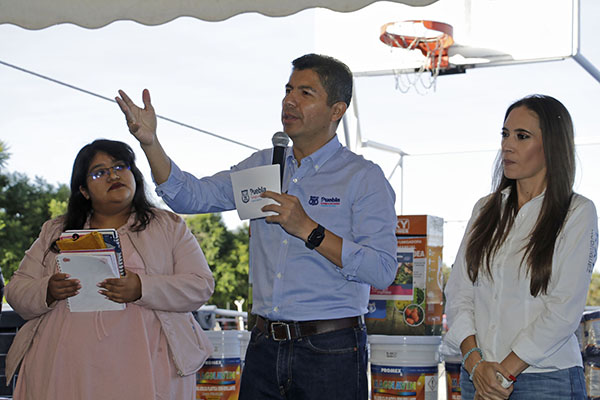 Eduardo Rivera encabeza entrega de apoyos a productores y emprendedores locales