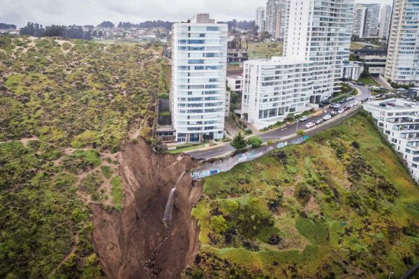 Intensas lluvias en Chile crean impresionante socavón que mantiene en vilo a edificio residencial