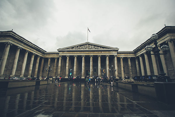 Dimite el director del Museo Británico tras escándalo por robo de tesoros