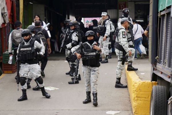 Golpean y desparecen a elemento de la GN en la Central de Abasto