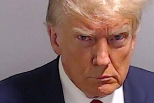 Trump le saca provecho a su arresto con mercancía de su ficha policial
