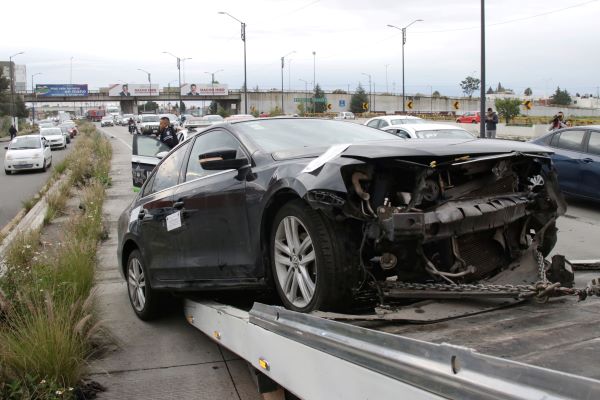 Se arrojó de un puente y cayó sobre un vehículo