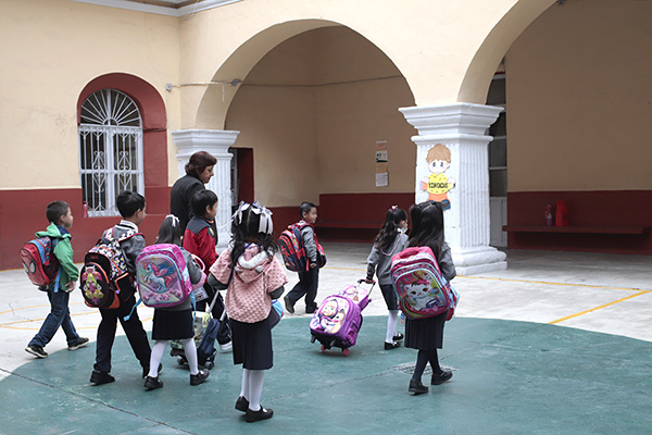 Vuelven a clases 1.6 millones de estudiantes en Puebla, reporta gobierno estatal