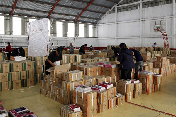 Según la SEP, 26 estados respaldan la distribución de libros de texto