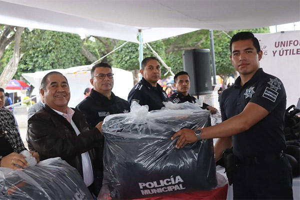 Entrega Mario de la Rosa apoyos a elementos de Seguridad Ciudadana en Amozoc