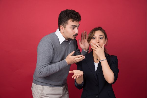 ¿Un beso no consentido es acoso sexual? Esto dice la ley…