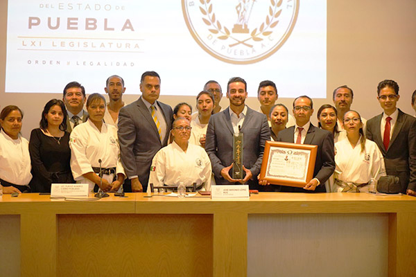 Toño López firma convenio para brindar asesoría jurídica a personas de escasos recursos