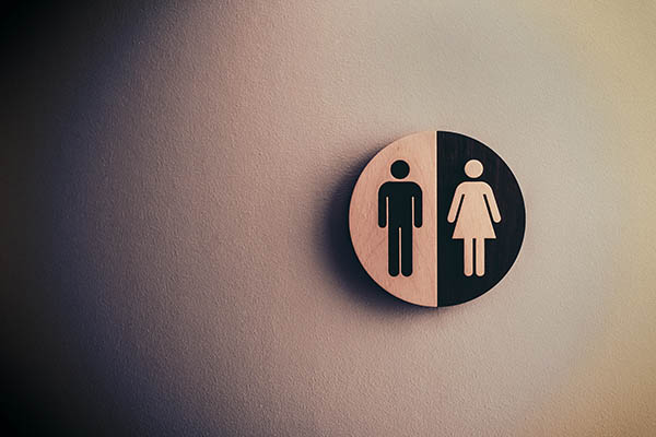 Gobernador de EU firma orden que define estrictamente el sexo masculino y femenino asignado al nacer
