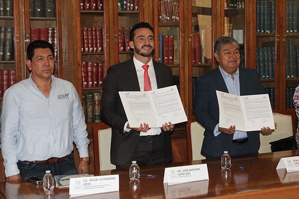 Firma Toño López convenio de colaboración con la Universidad de los Ángeles