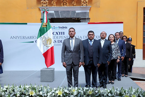 Encabeza Mundo Tlatehui ceremonia cívica y devela Bando Solemne de Fiestas Patrias