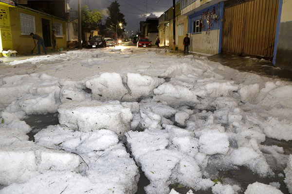 Árboles caídos, inundaciones y granizo, saldo de la tormenta vespertina en Puebla
