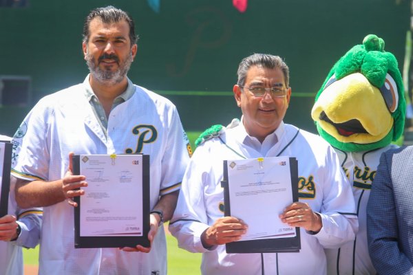 Sergio Salomón entrega de concesión por 15 años del parque de béisbol Hermanos Serdán