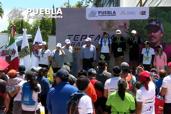 Premia Sergio Salomón a ganadores de la carrera Trail Vive Tepeaca