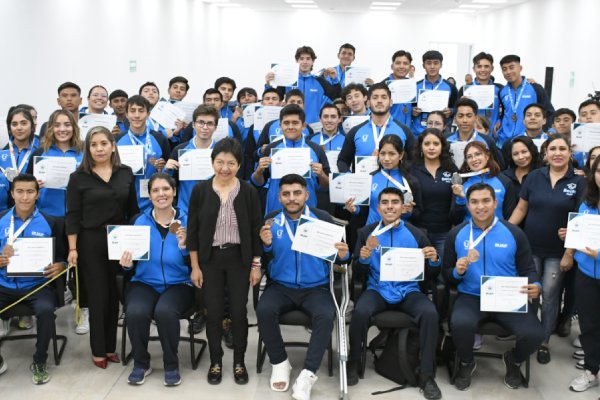 Entrega Lilia Cedillo becas a medallistas de la Universiada Nacional 2023