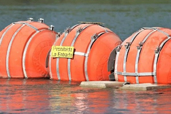 Juez ordena a Texas “retirar” las boyas de la frontera con México