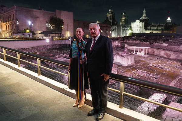 Claudia Sheinbaum recibió el bastón de mando de Morena de la mano de AMLO
