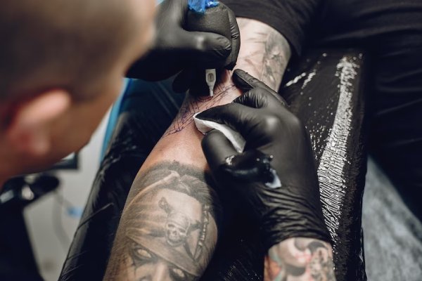 Los tatuajes podrían representar un riesgo para la salud, según informe